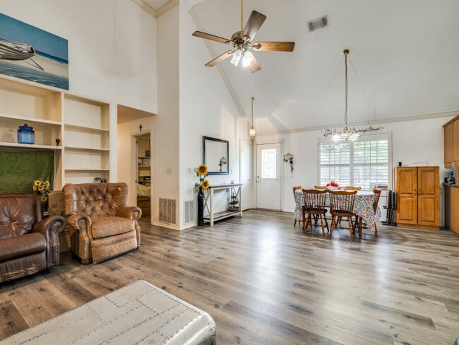 Photo - 810 Laurence Dr