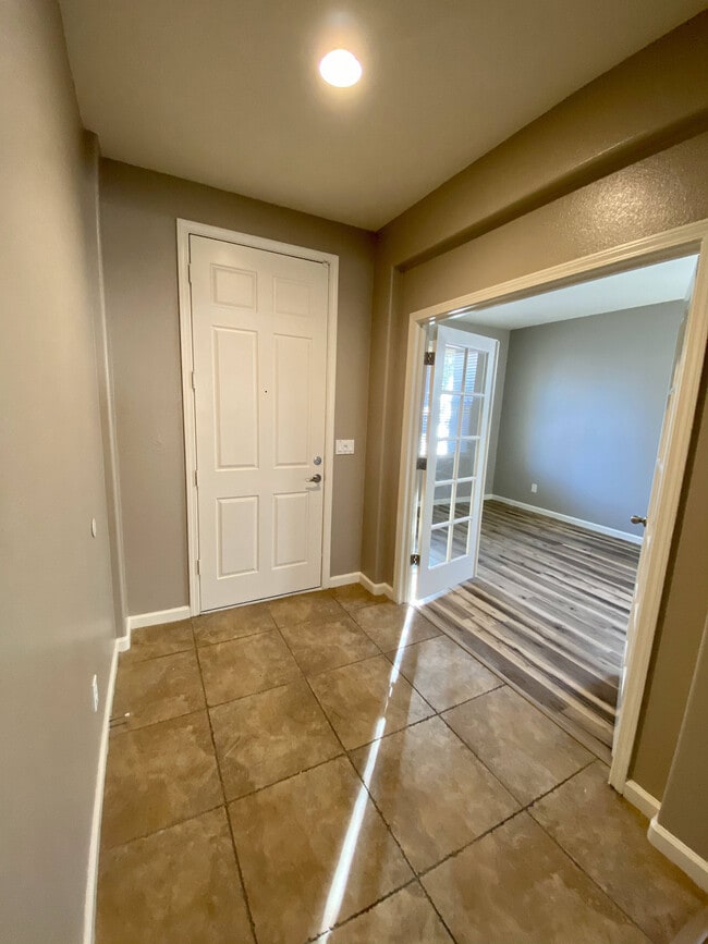 Photo - 1001 La Paloma St