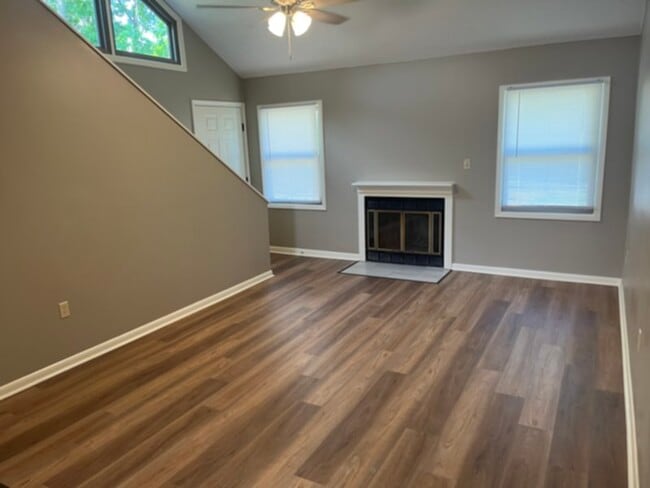 Photo - Lakeview Apartments: 3 BR 2BA