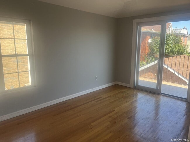 Photo - 61-31 136th St