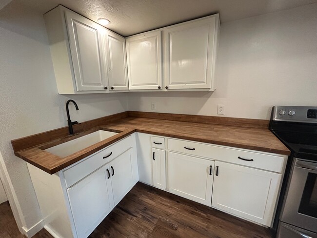 Photo - 7816 E Victory Rd Apartamentos Unidad Basement Studio