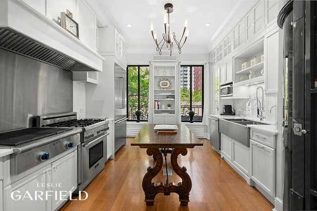 Photo - 320 E 55th St