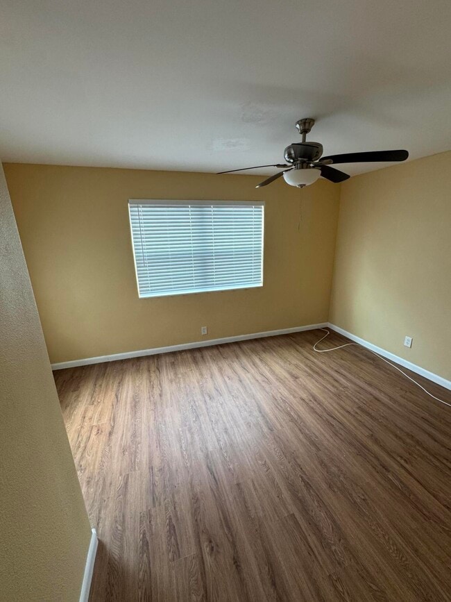 Photo - 718 W 10th St