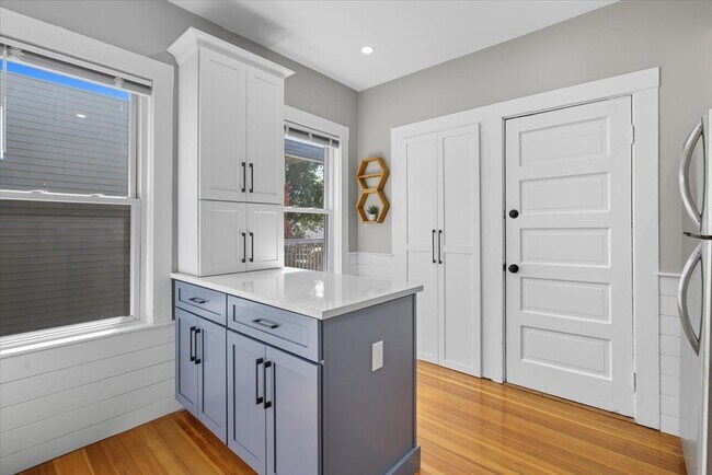 Photo - 663 Adams St Unidad 3 Rental