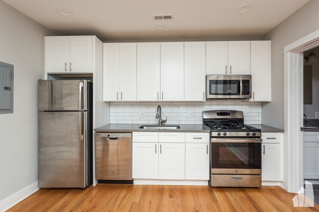 Building Photo - 2437 N Ashland Ave Unit 1F
