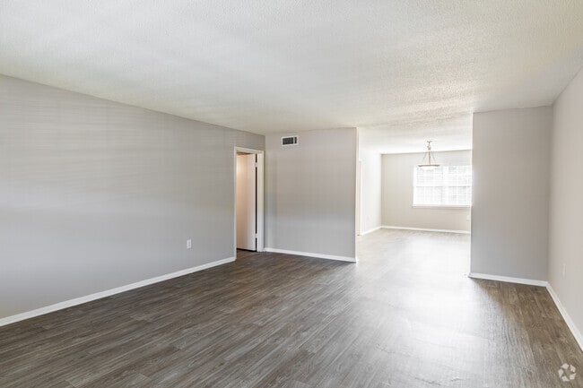 3BR, 2BA - 2200SF completamente renovado