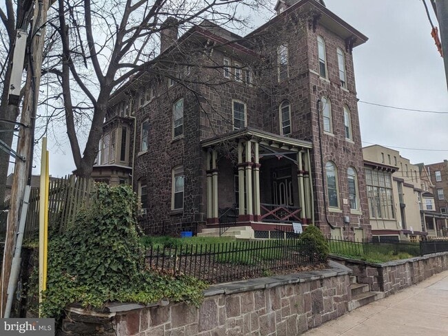 Building Photo - 4041 Baltimore Ave Unit 2R