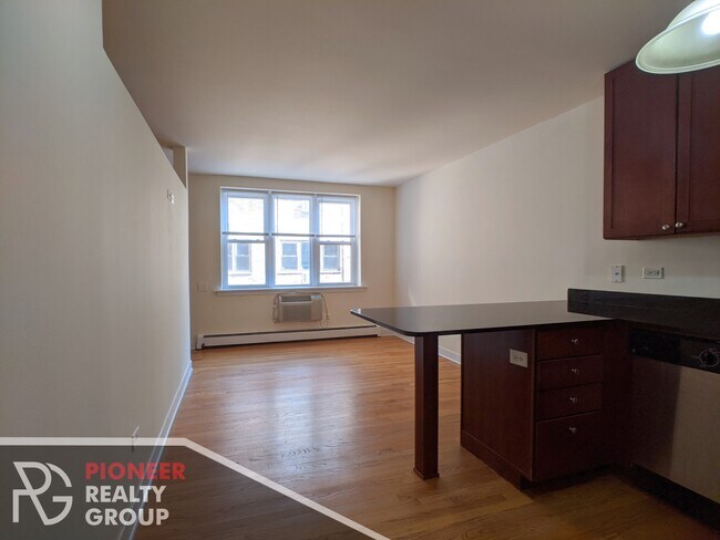 Building Photo - 630 W Wrightwood Rental