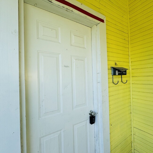 Building Photo - Victorian-style 1 Bedroom | 1 Bathroom Apartment in The Avenues! Unit 1