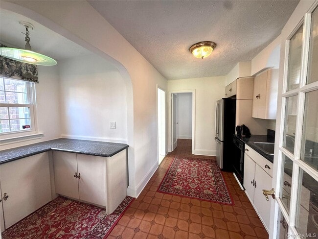 Photo - 84 Surrey Ln