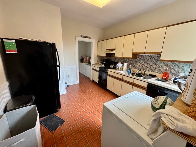 Building Photo - 104 Strathmore Rd Unit 3