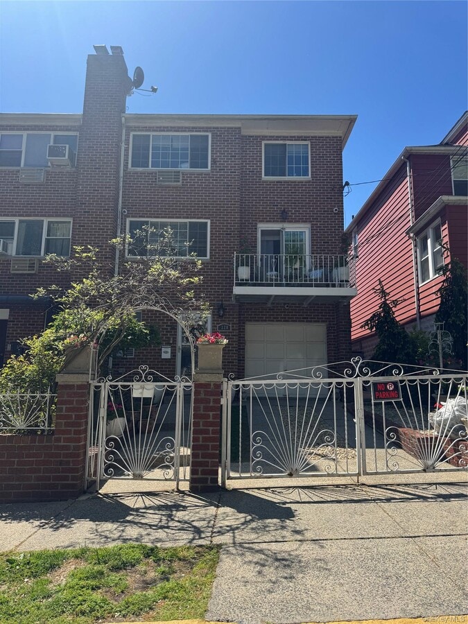 Photo - 220 E 235th St