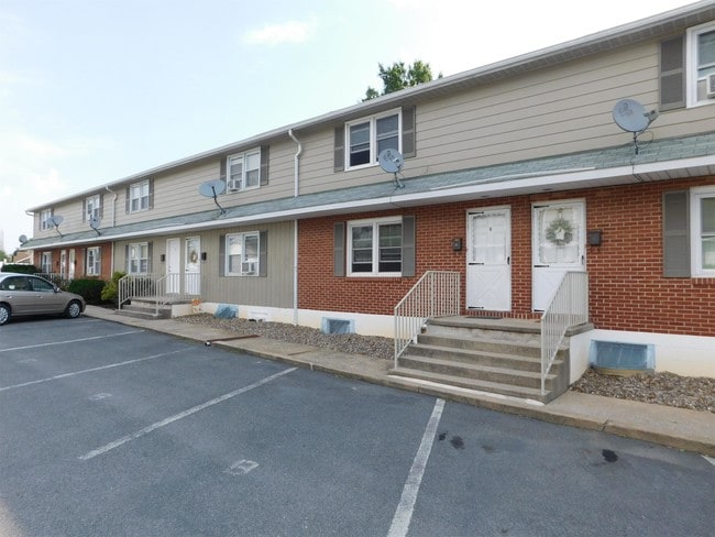 Photo - 611 Lincoln Way W