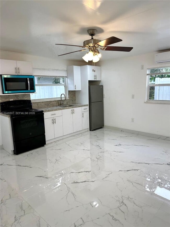 Building Photo - 2710 N 72nd Ave Unit B