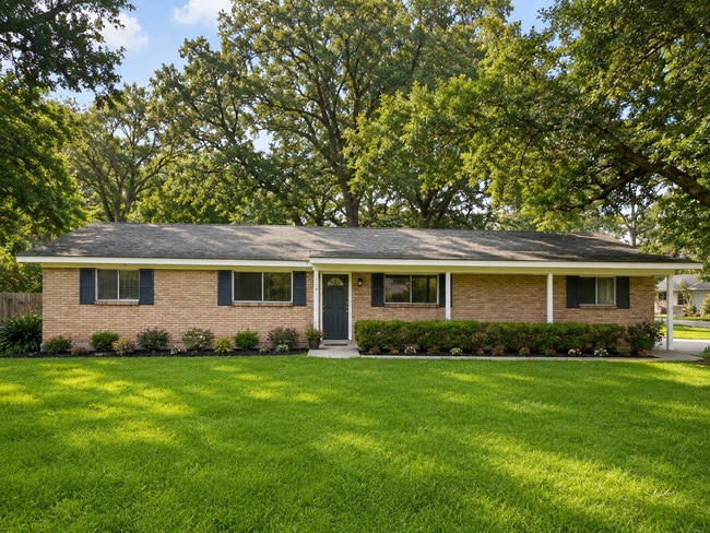 Building Photo - Family Home