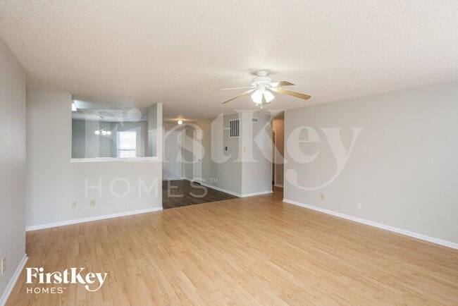 Photo - 915 Streamside Dr