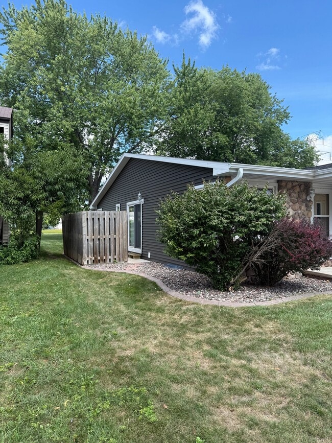 Photo - 824 E Sylvan Ave