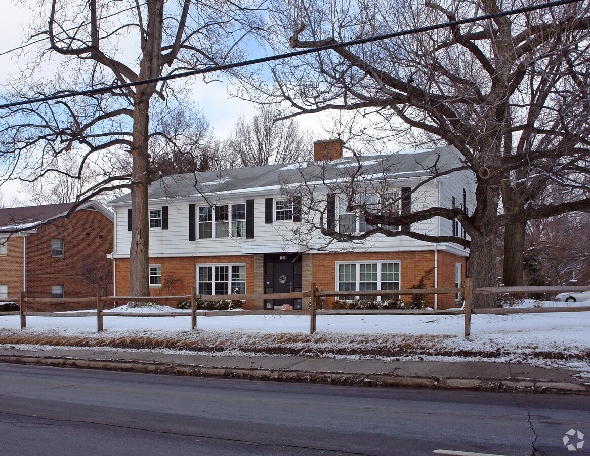 Photo - 1235 E Main St Apartments