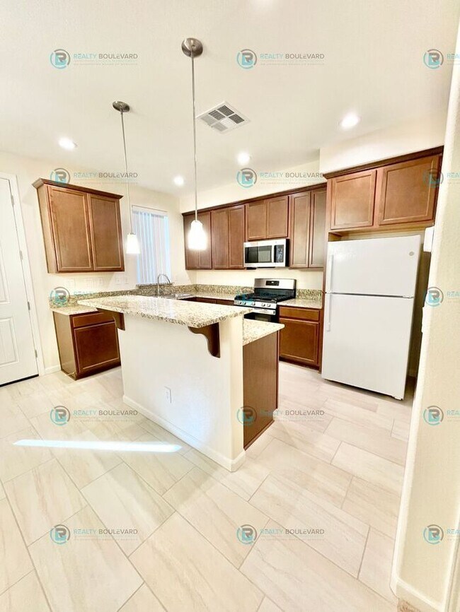 Half Month Free Rent Look and Lease Specia... House House Rental in