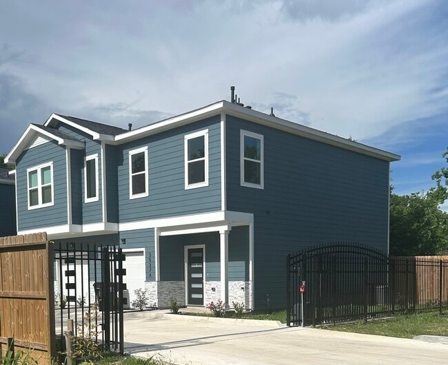 Building Photo - 3537 Alderfer St