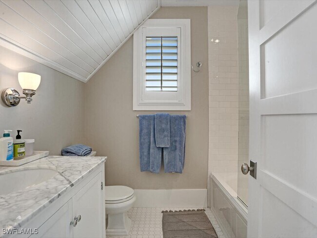 Building Photo - 477 3rd Ave S Unit 2