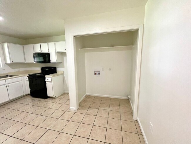 Photo - 3 Bedroom / 1 Bath in Apartment in Truman Available Now!