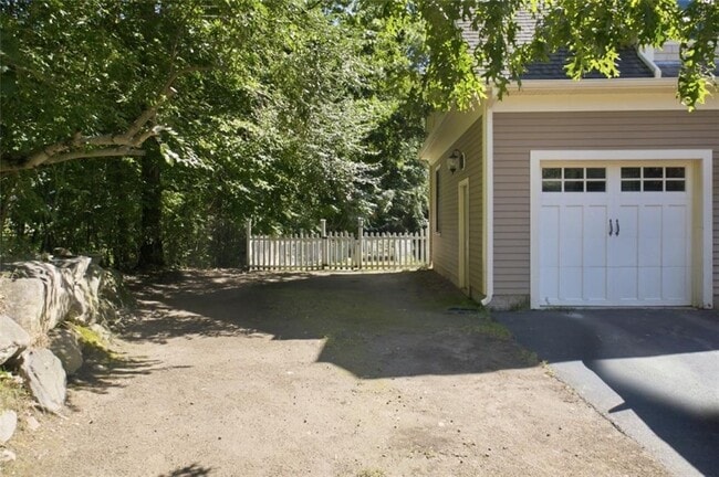 37 Seabury Dr
