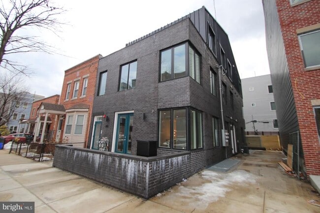 Building Photo - 810 N Uber St Unit 2