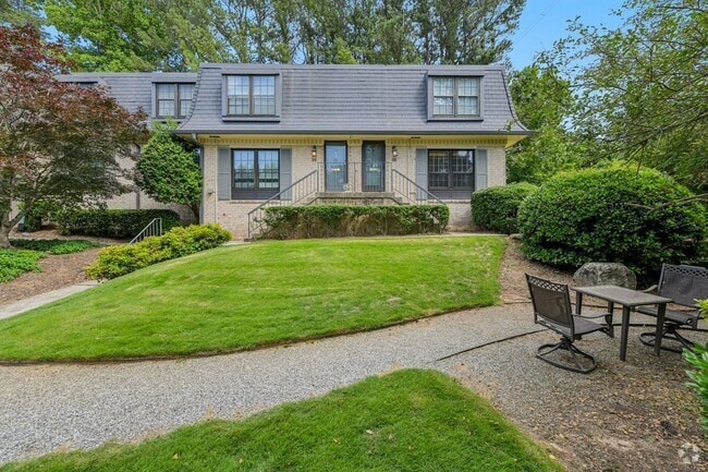 Building Photo - Updated 2BR/2.5BA Townhome in Gated West B...