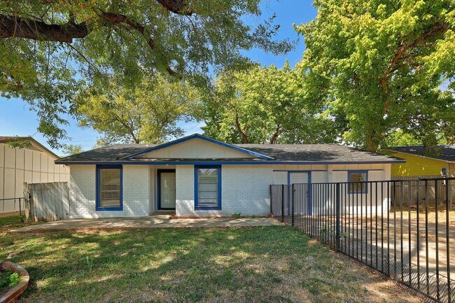 Building Photo - Spacious 3/2 home in South Austin