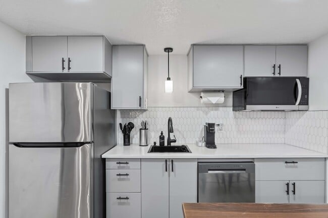 Photo - 610 W 5735 S