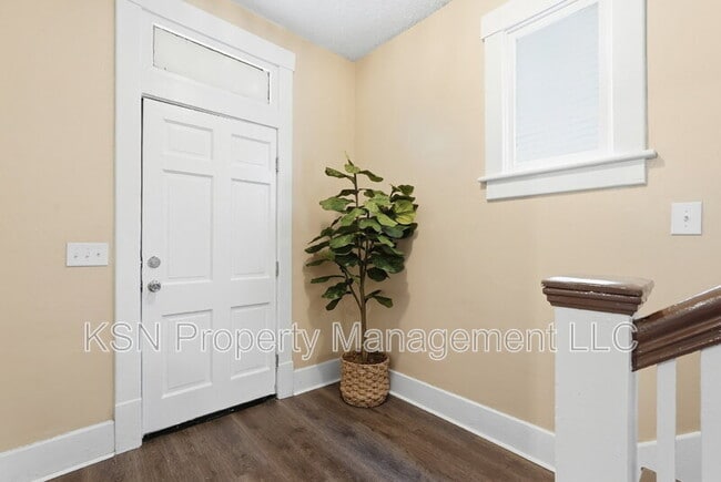 Photo - 716 W 38th St