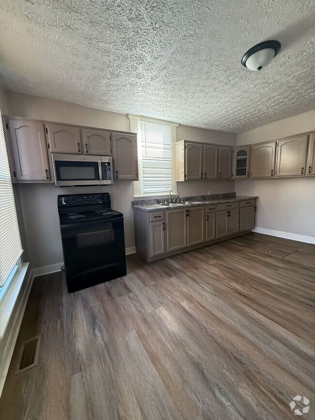 Building Photo - Newly renovated two bedroom home with larg...