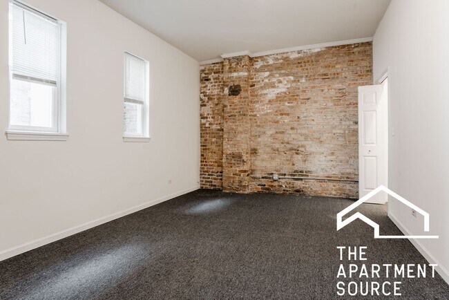 HUGE 4BR Duplex Close to Blue Line - HUGE 4BR Duplex Close to Blue Line Apartment Unit 36-2R