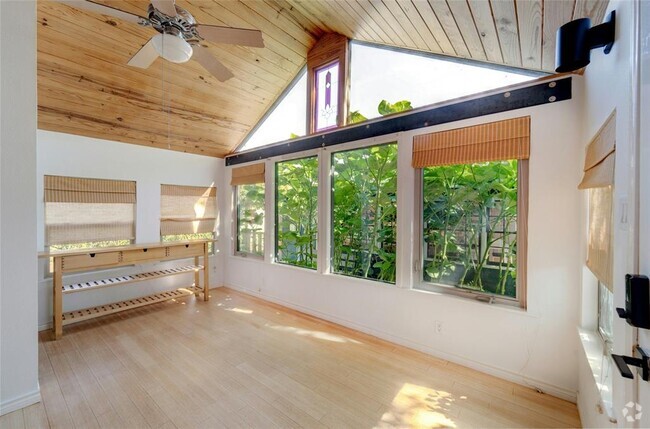 Building Photo - 3700 1/2 Kerbey Ln Rental