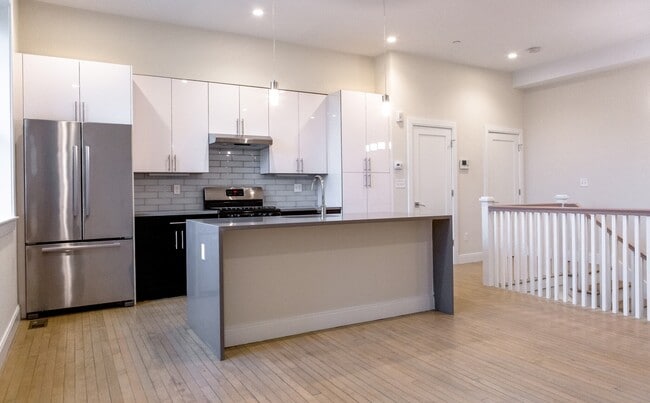 Building Photo - 8 Newcomb St Unit #5,