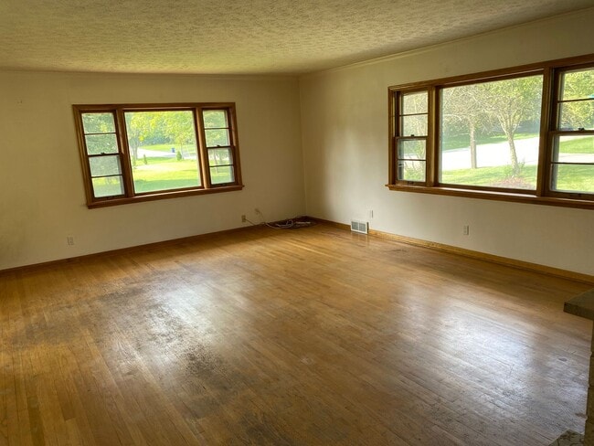 Photo - Charming 3 Bedroom, 3 Bathroom Ranch Home ...