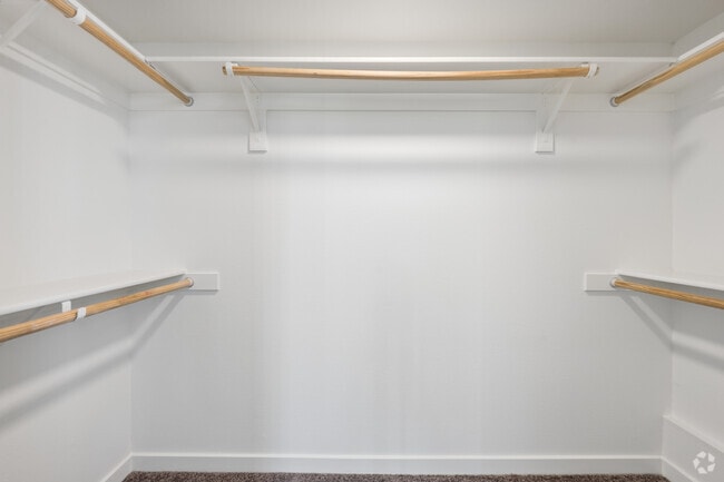 3BR, 2BA - 1464SF - Closet