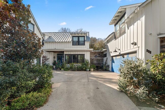 Photo - 703 E Live Oak St