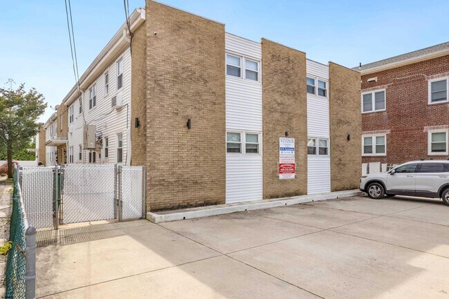Building Photo - 14 N Sacramento Ave Unit B1