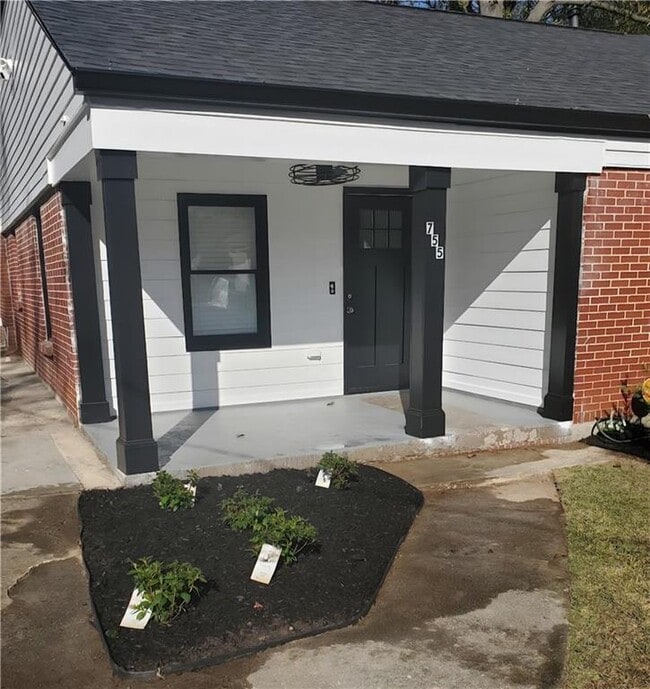 Photo - 755 Bonnie Brae Ave SW