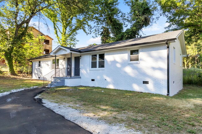 Newly Renovated 2 Bed/1 Bath Duplex 3 Mi t... - Newly Renovated 2 Bed/1 Bath Duplex 3 Mi t... House