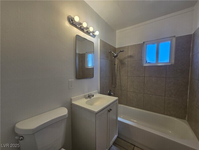 Building Photo - 1904 Rexford Dr Unit 1 Rental