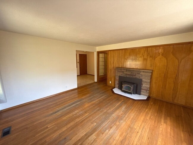 Photo - 1670 Yew St SE