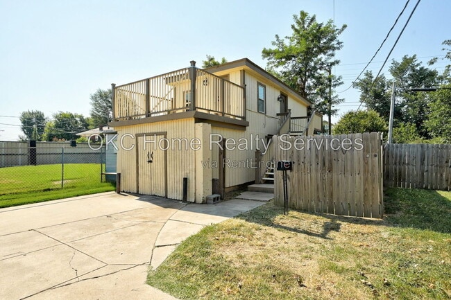 Building Photo - 1304 NW 10th St Unit B