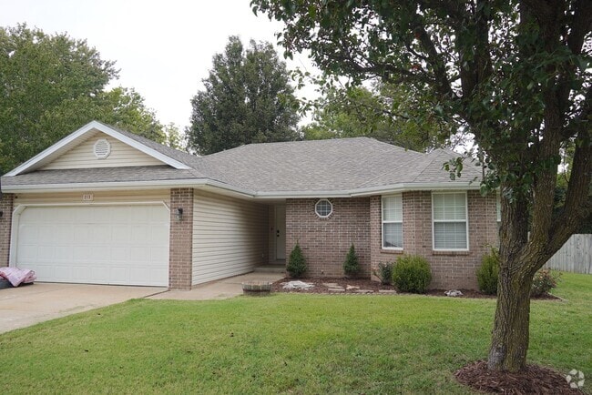 Building Photo - Recently updated in Republic Rental