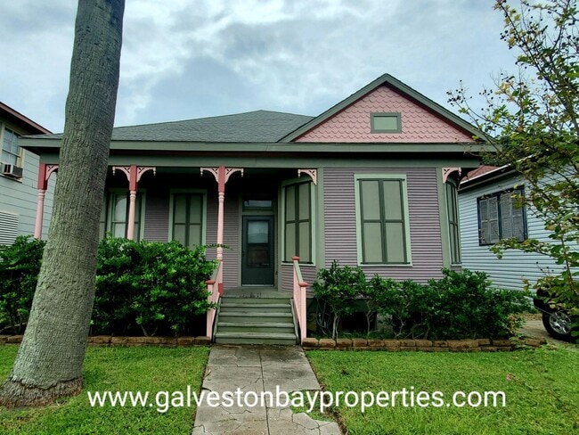 Building Photo - Large one story 3 bedroom Victorian cottage Rental