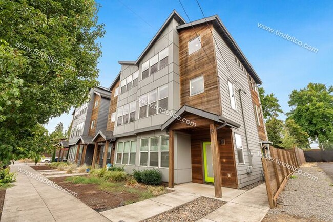 Modern & Spacious 3-Level Townhome with Lu... - Modern & Spacious 3-Level Townhome with Lu...