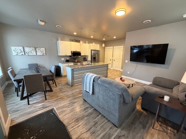 Building Photo - 1620 8th Ave N