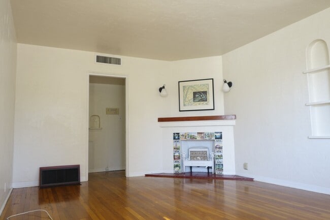 Photo - 2 bedroom, 1 bath house with a den in Sam ...